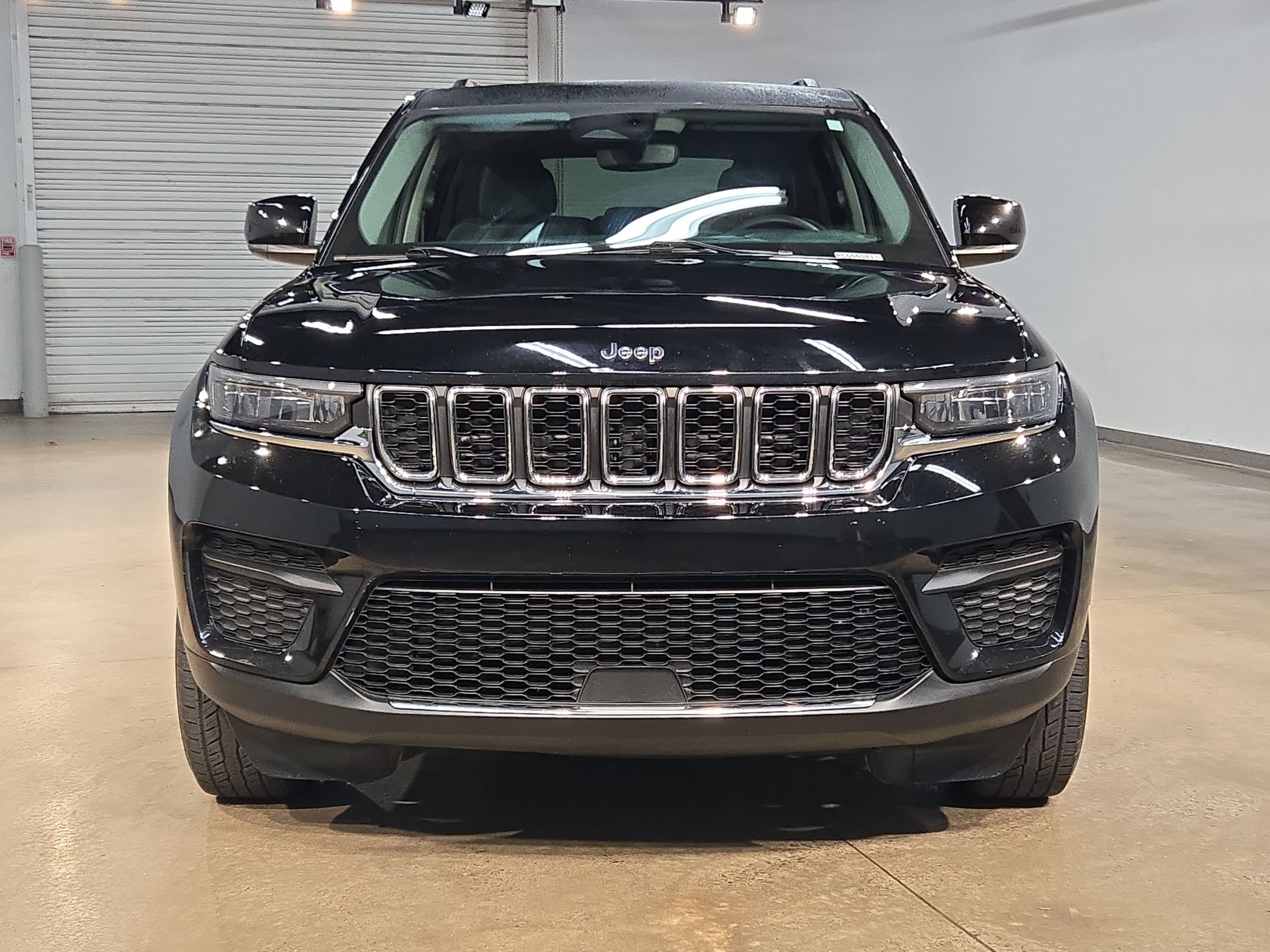 Used 2023 Jeep Grand Cherokee Laredo AWD/4WD image 2