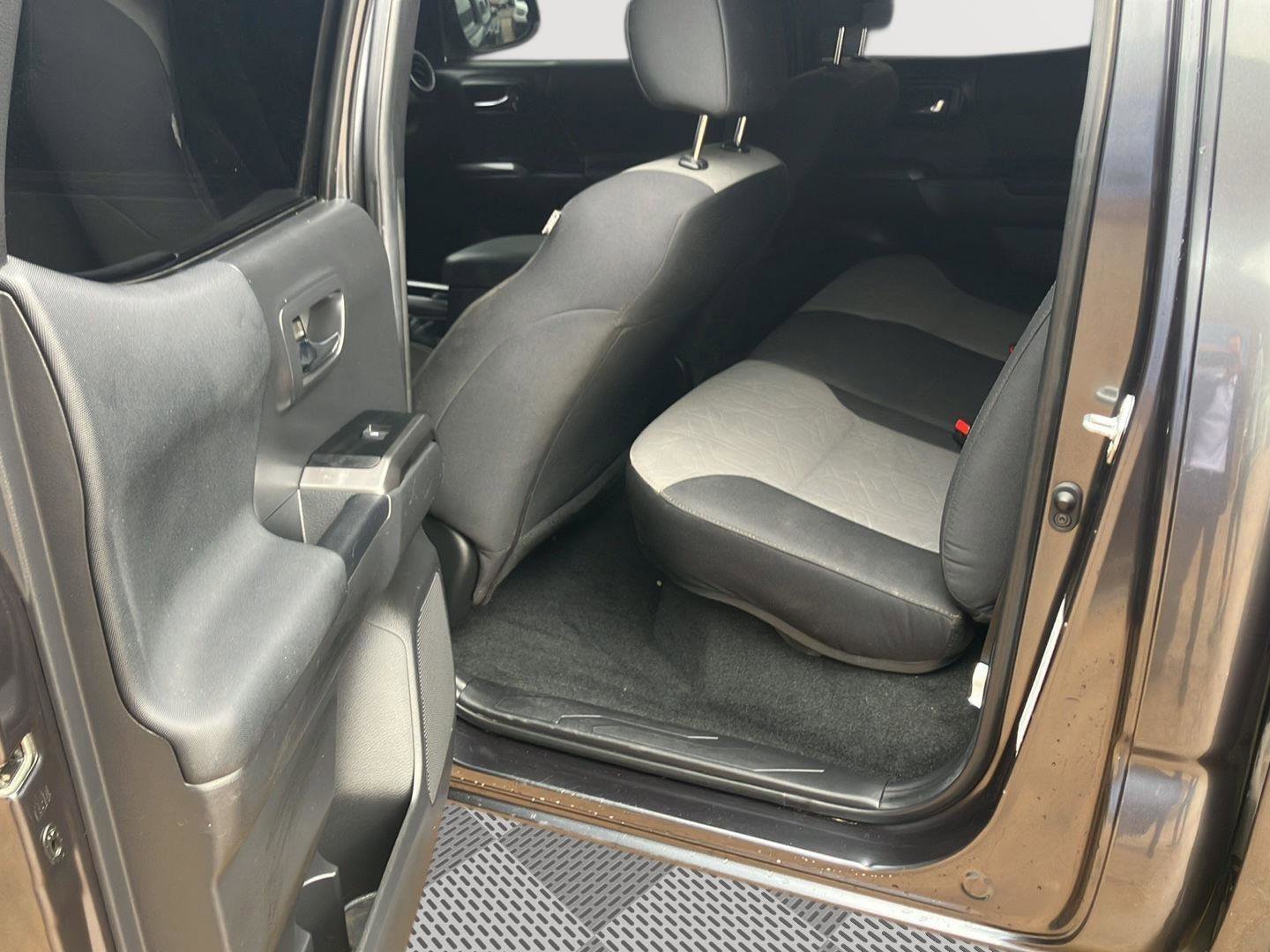 Used 2023 Toyota Tacoma TRD Off-Road w/ Technology Package image 9