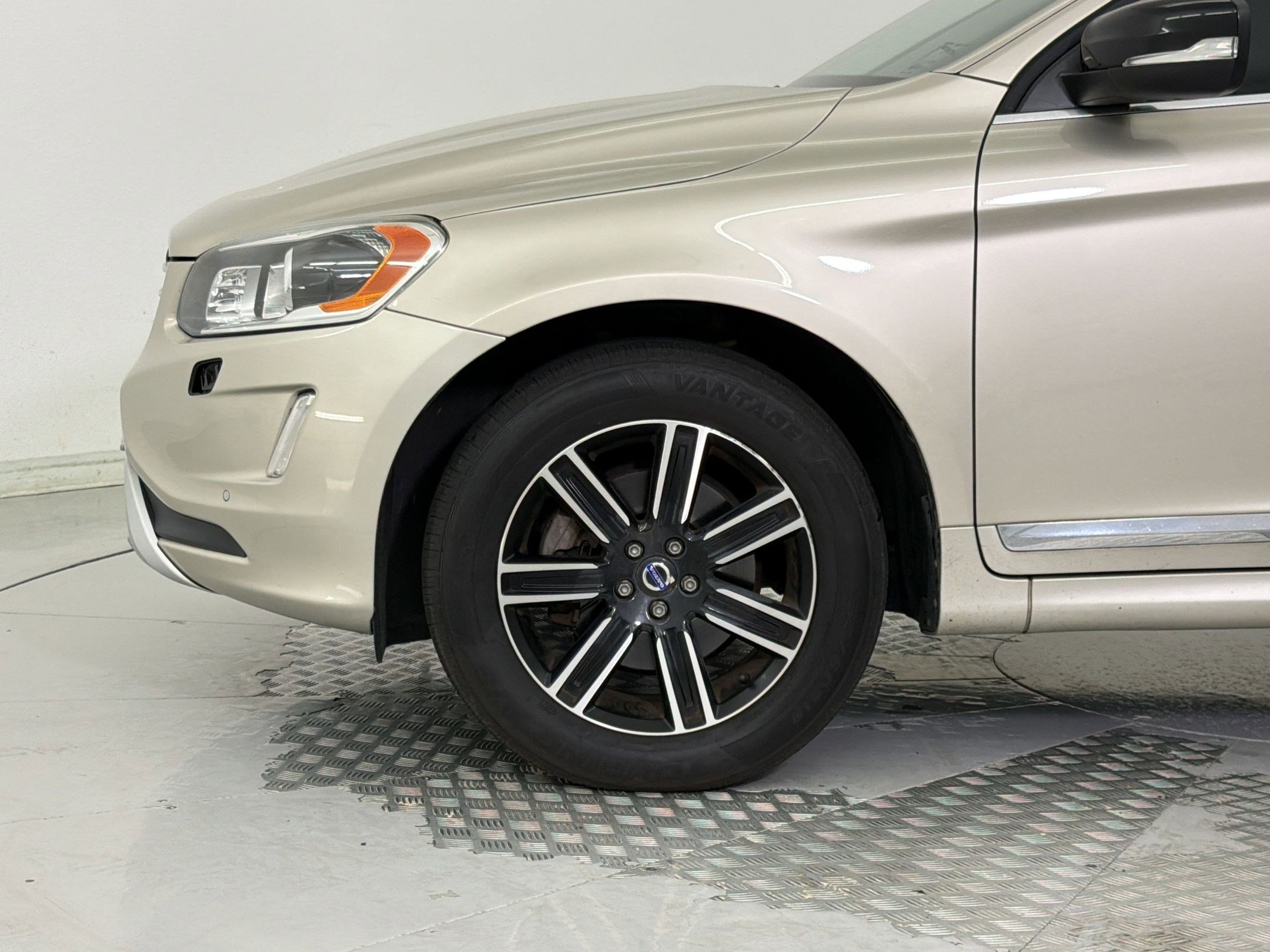 Used 2017 Volvo XC60 T5 Dynamic w/ Preferred Option Package FWD image 23