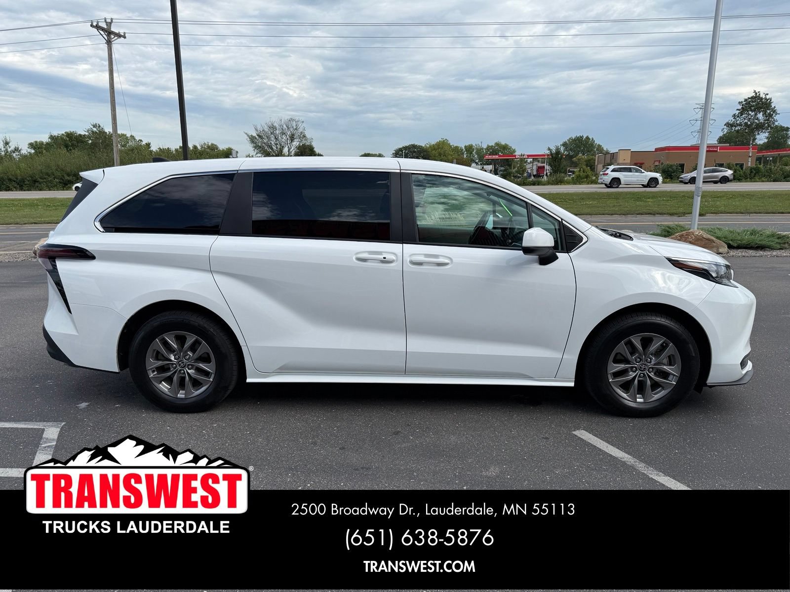 Used 2024 Toyota Sienna LE AWD/4WD image 17
