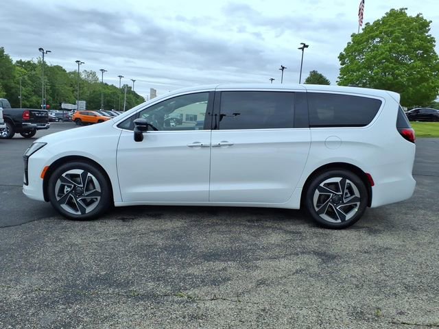 New 2027 Chrysler Pacifica Limited FWD image 4
