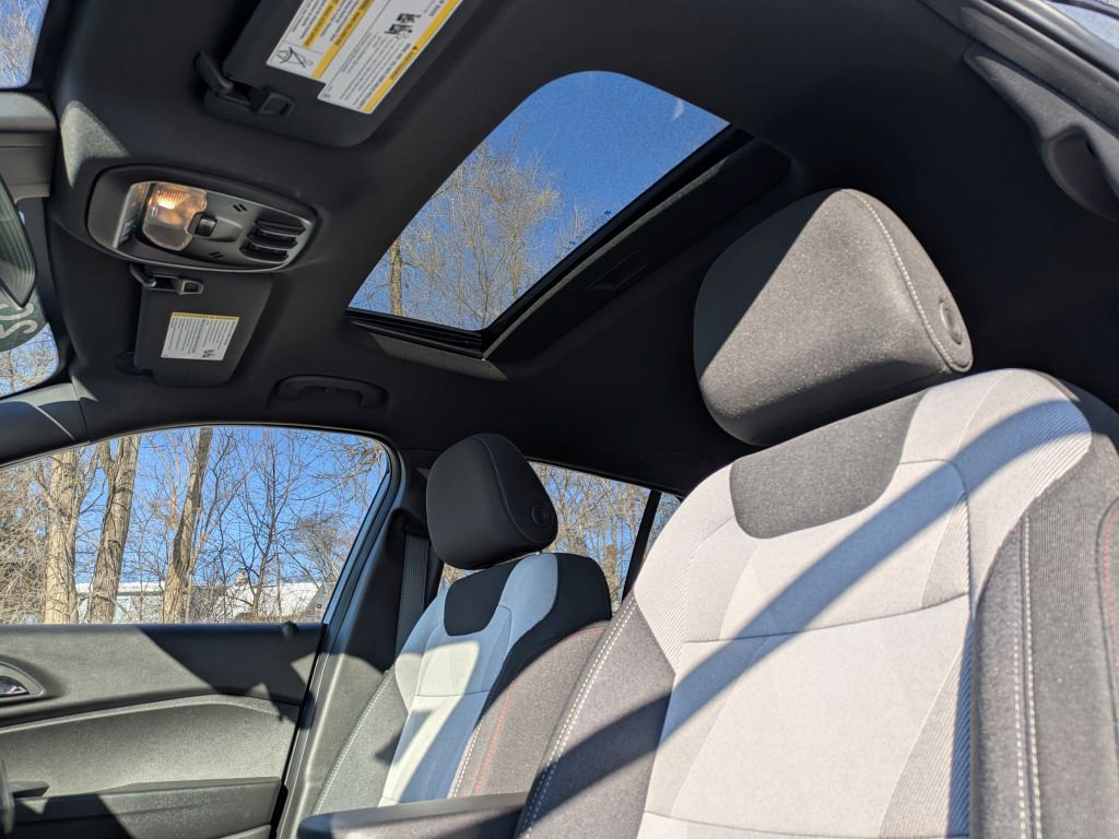 Certified 2025 Chevrolet Trax RS w/ Sunroof Package image 14