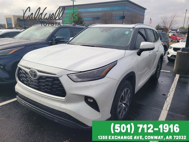 Certified 2023 Toyota Highlander XLE image 1
