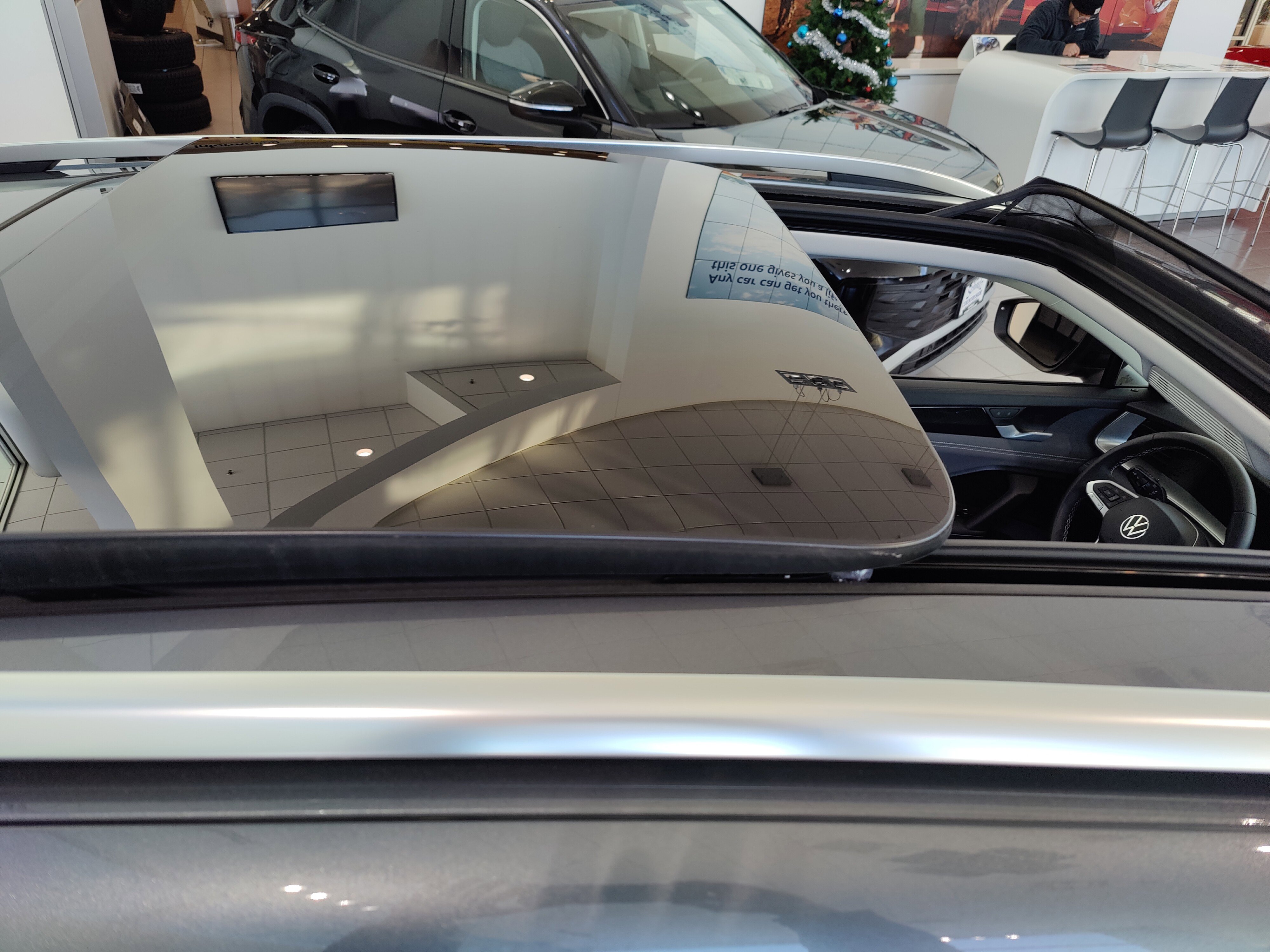 Used 2025 Volkswagen Tiguan SE image 6