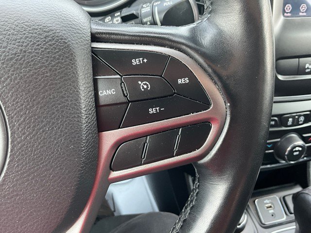 Used 2020 Jeep Cherokee Latitude Plus w/ Cold Weather Group AWD/4WD image 17