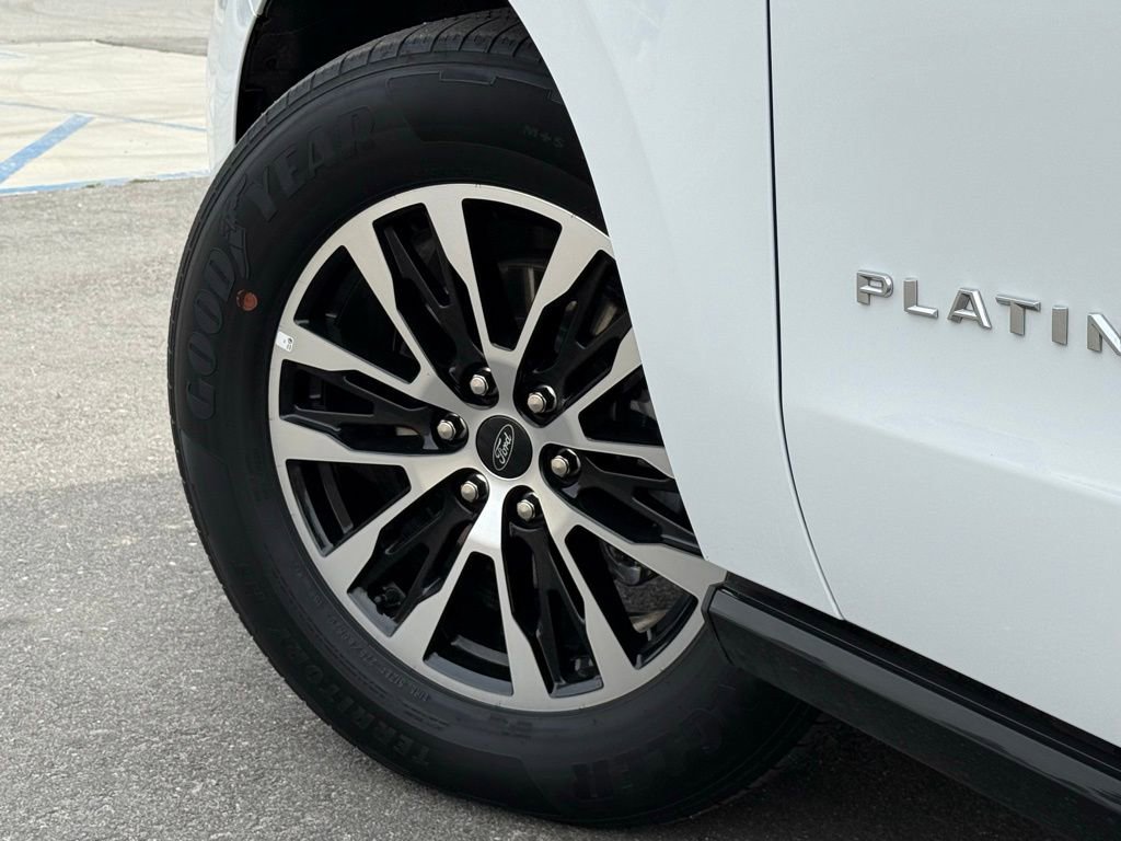 Certified 2025 Ford Expedition Platinum image 17