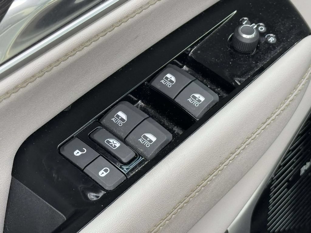 Used 2023 Jeep Wagoneer L Series III w/ Premium Group I AWD/4WD image 4