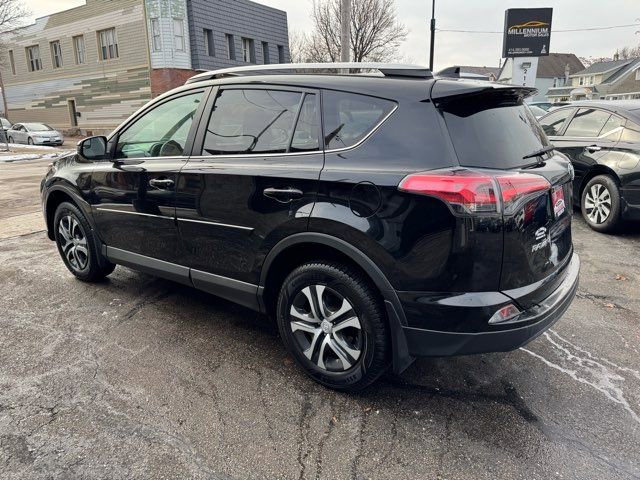 Used 2017 Toyota RAV4 LE AWD/4WD image 4