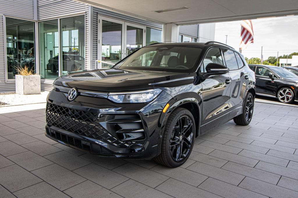 Certified 2025 Volkswagen Tiguan SE R-Line FWD image 11