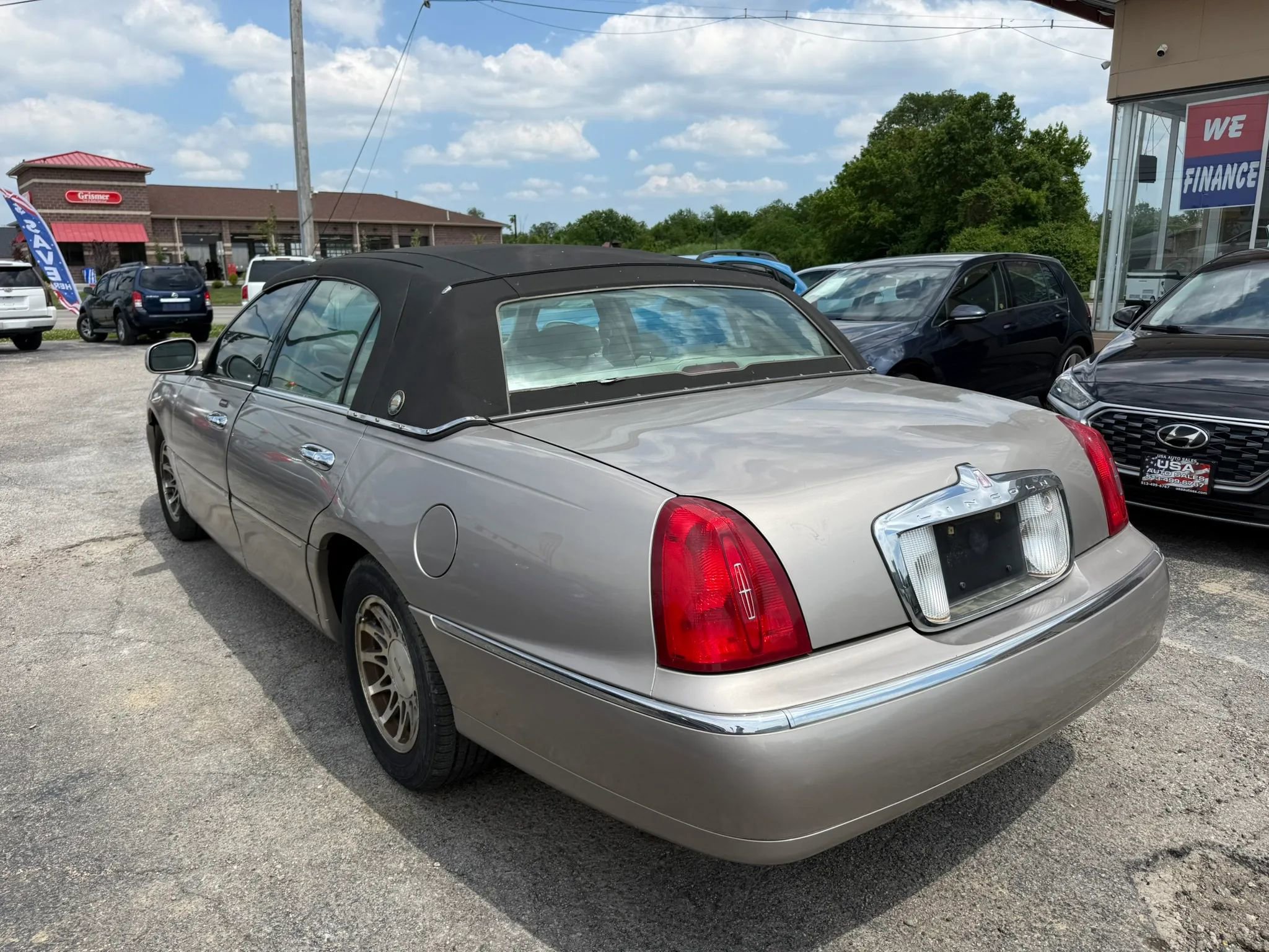 Used 2000 Lincoln Town Car Executive RWD image 5