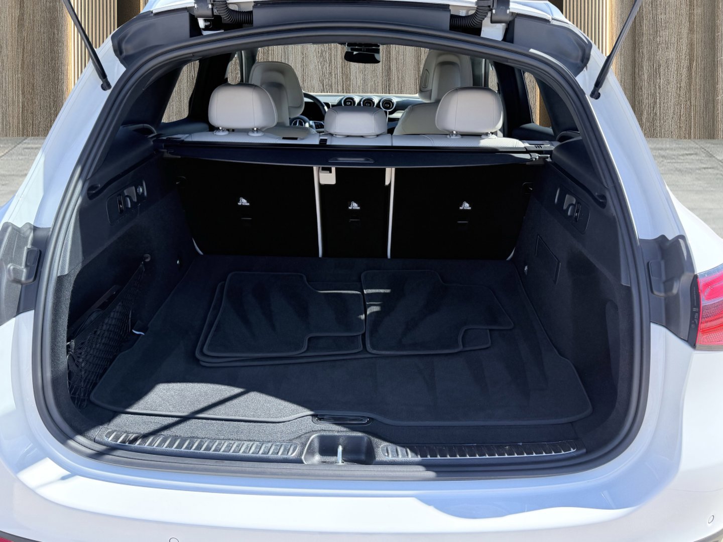 Used 2025 Mercedes-Benz GLC 300 4MATIC image 13