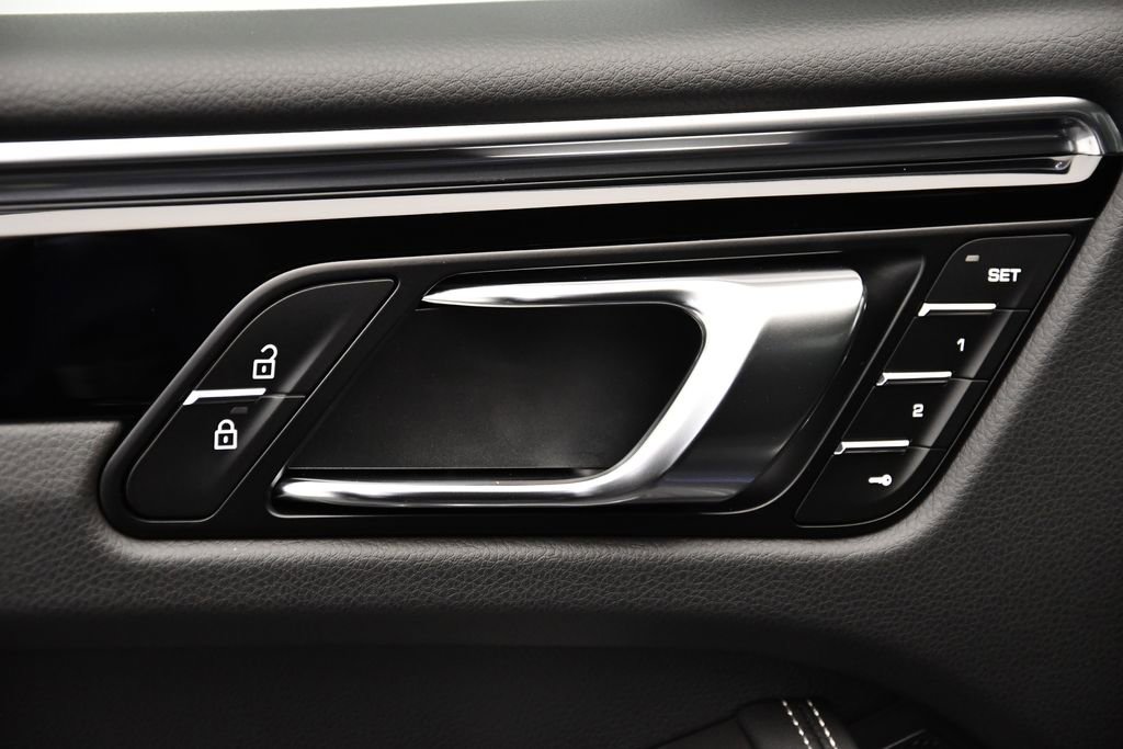 Certified 2025 Porsche Macan image 37