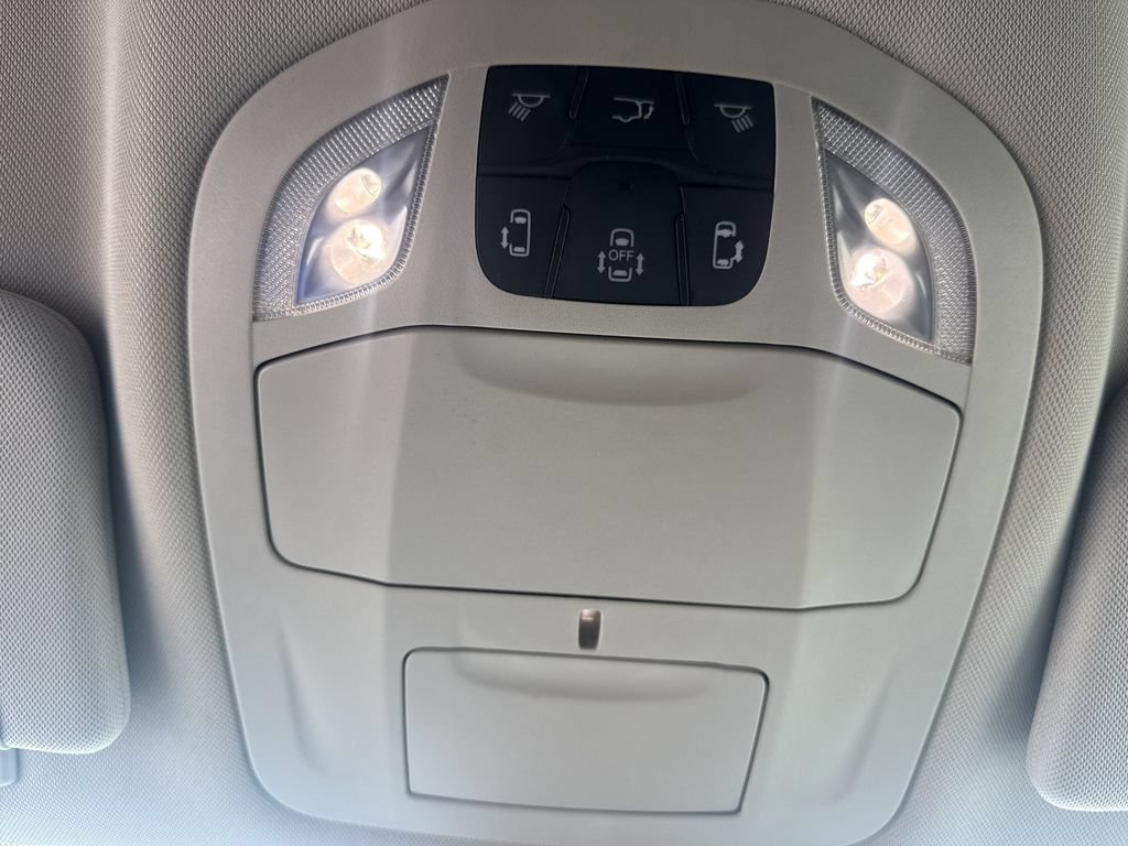 Used 2024 Chrysler Pacifica Touring-L FWD image 23