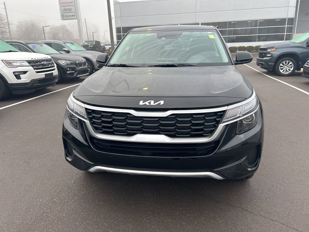 Used 2023 Kia Seltos LX image 2