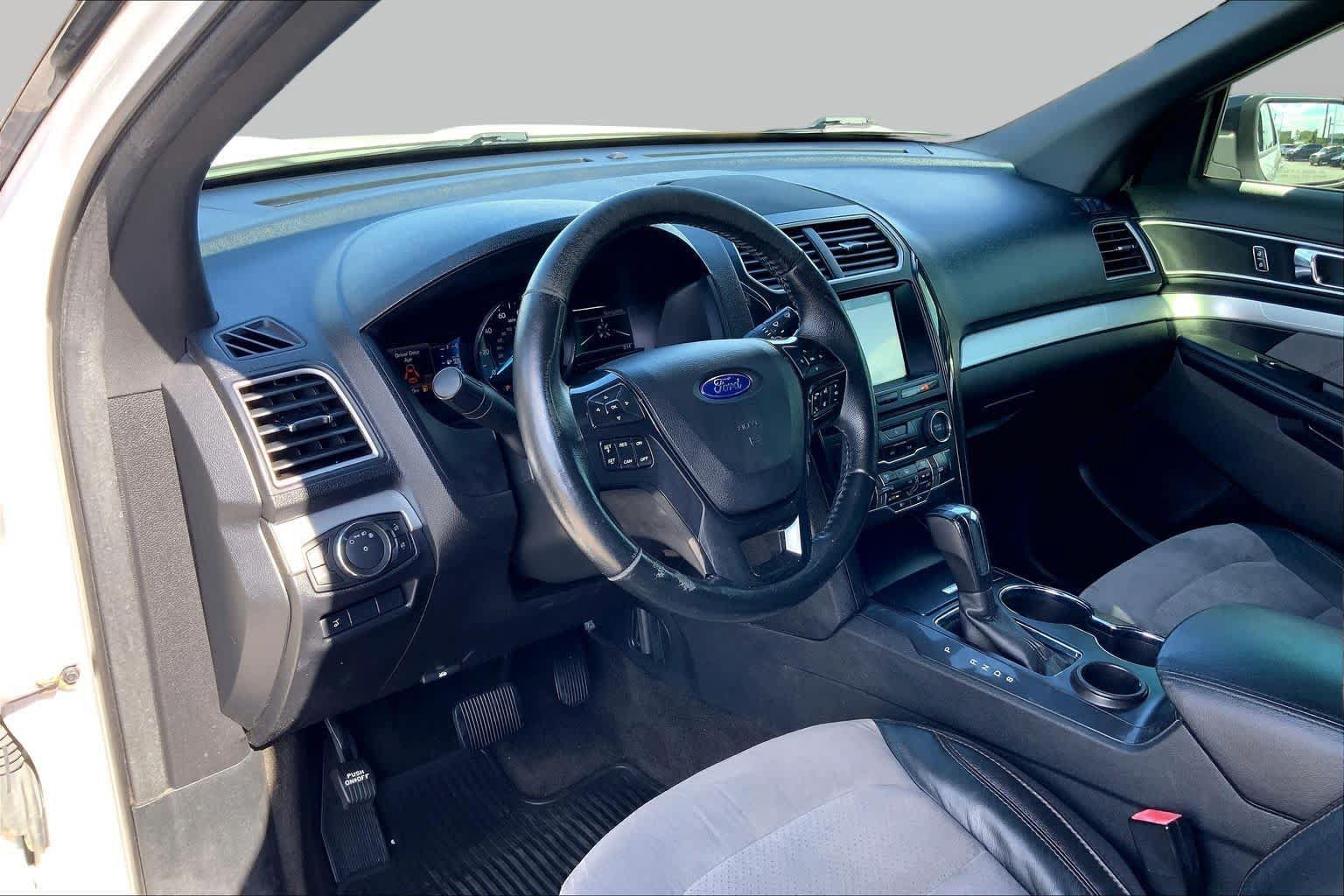 Used 2017 Ford Explorer XLT w/ Equipment Group 202A FWD image 18