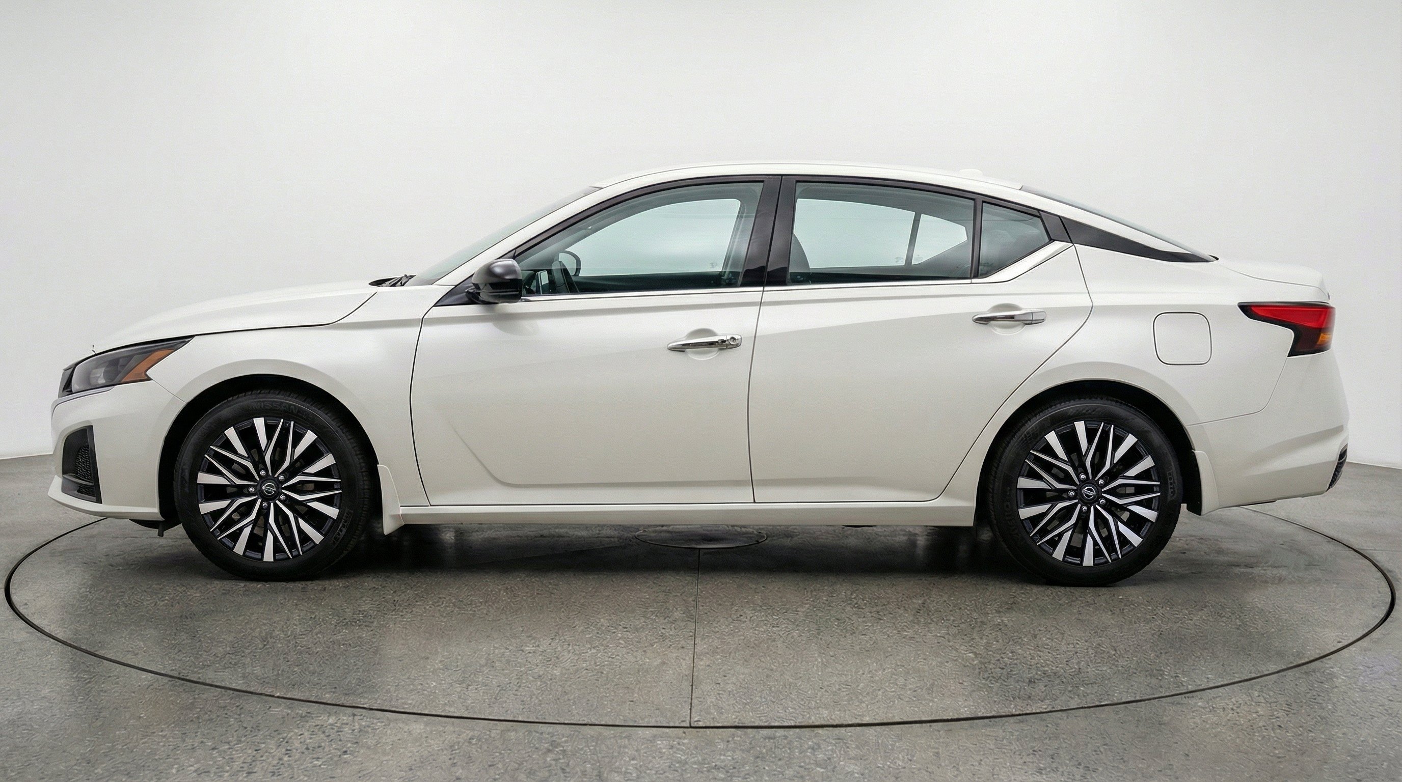 Used 2025 Nissan Altima 2.5 SV FWD image 5