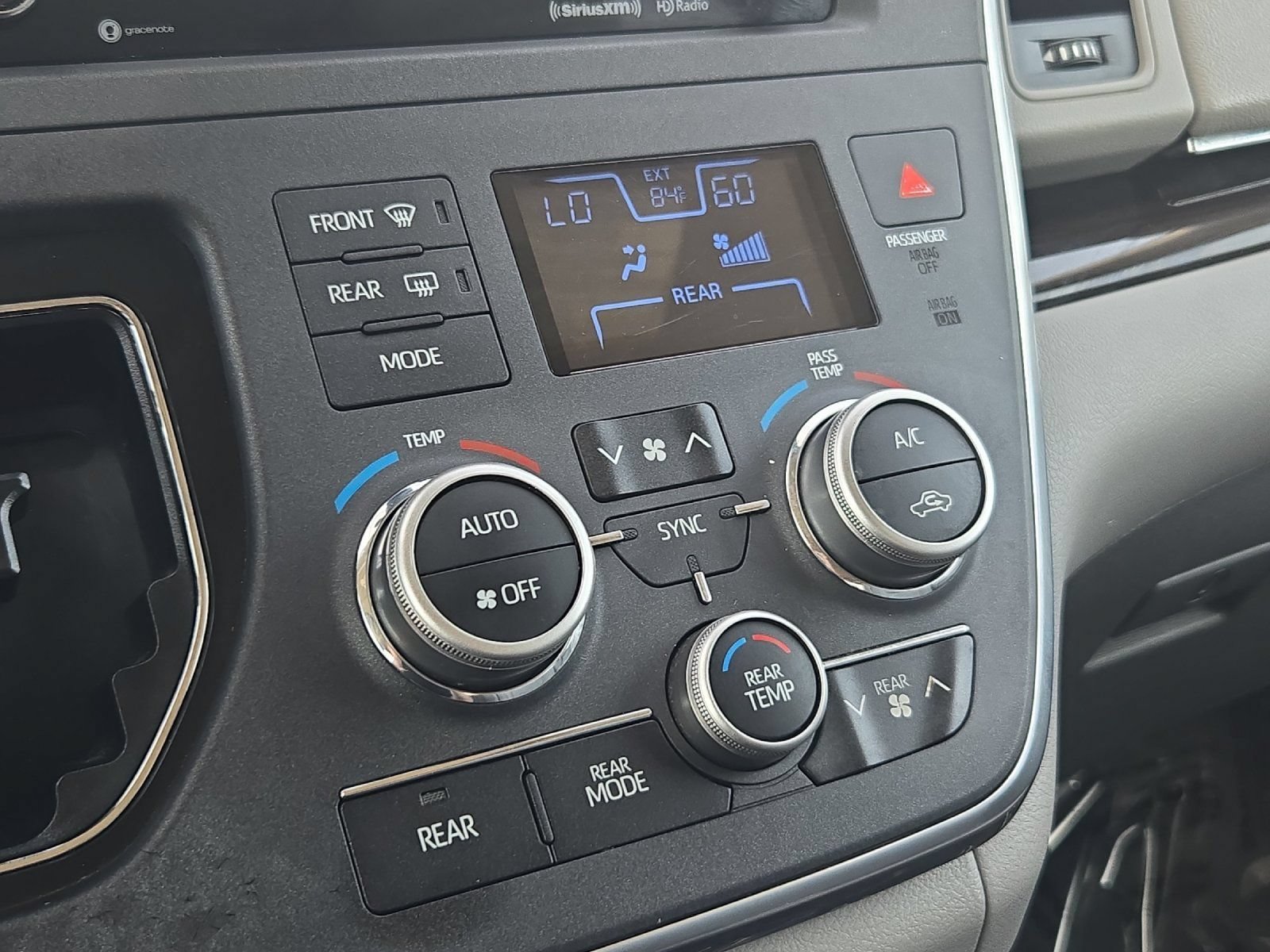 Used 2018 Toyota Sienna XLE FWD image 20