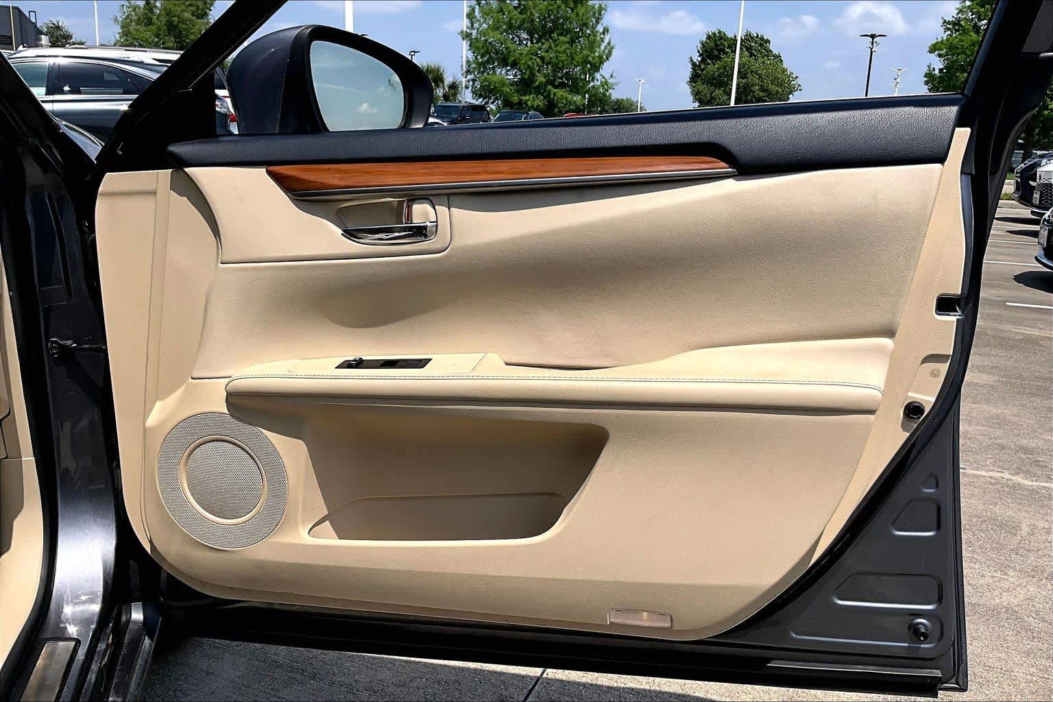 Used 2015 Lexus ES 300h w/ Navigation System Package FWD image 20