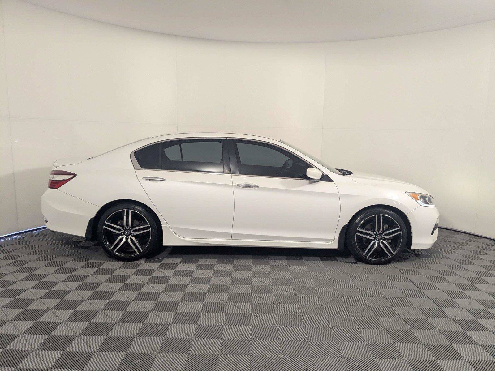Used 2017 Honda Accord Sport Special Edition image 4