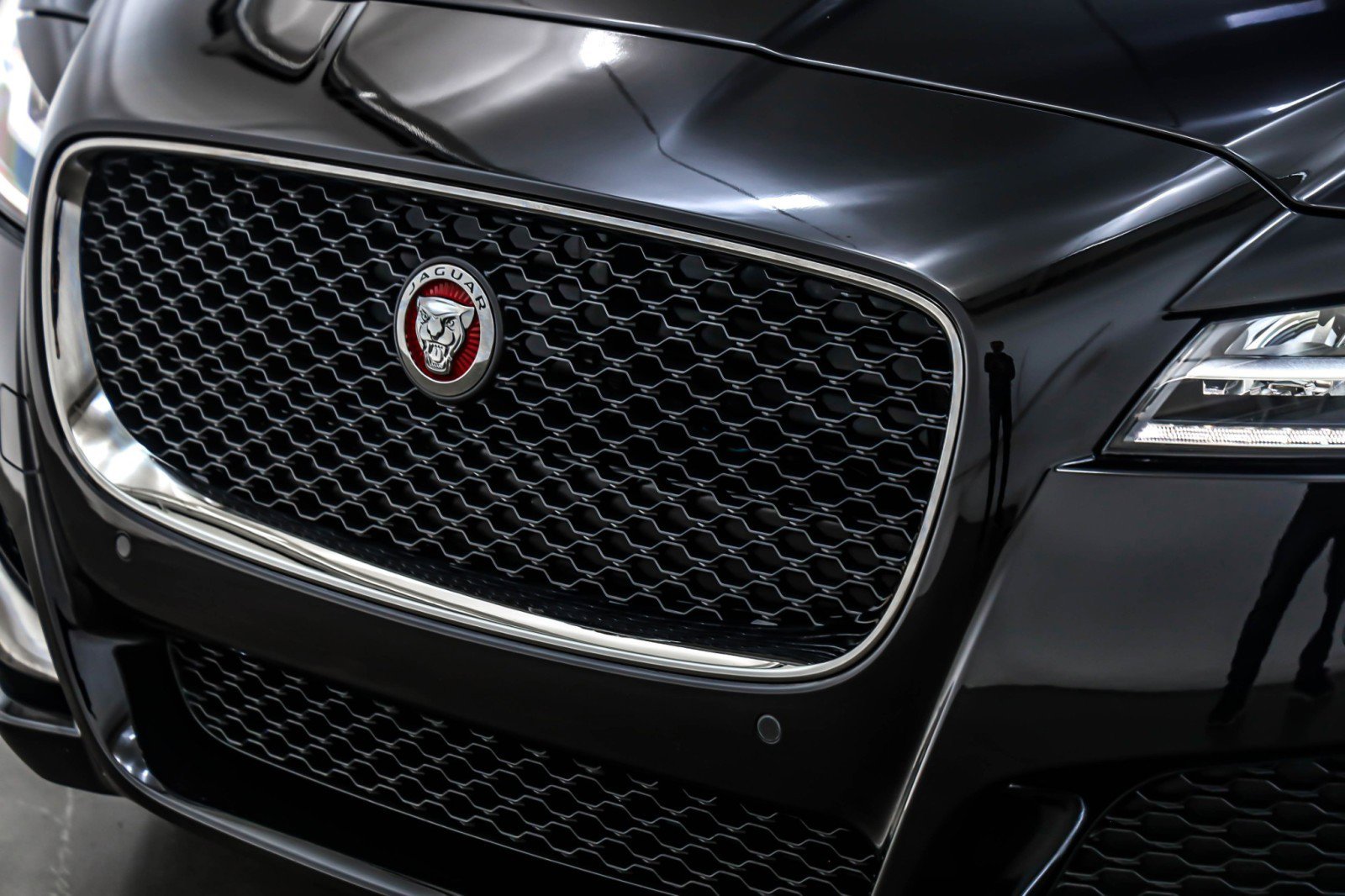 Used 2020 Jaguar XF Prestige image 12