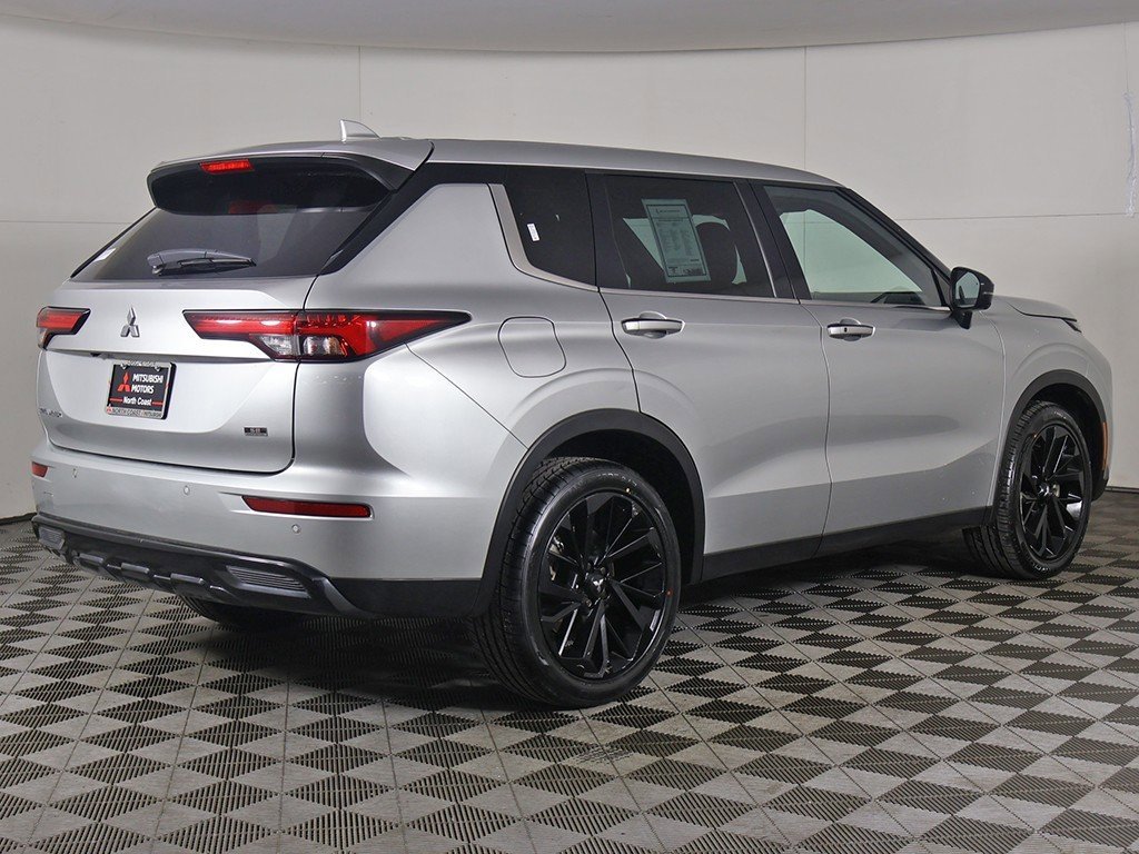 Used 2023 Mitsubishi Outlander SE image 11