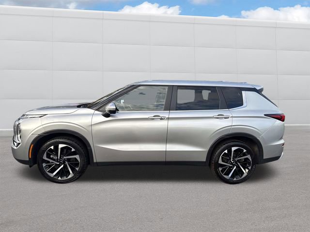 Used 2024 Mitsubishi Outlander SE image 2