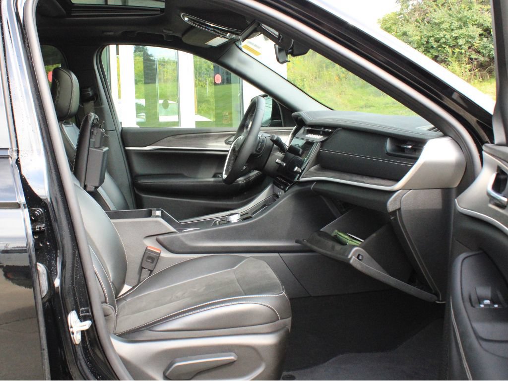 Used 2026 Jeep Grand Cherokee Altitude AWD/4WD image 25