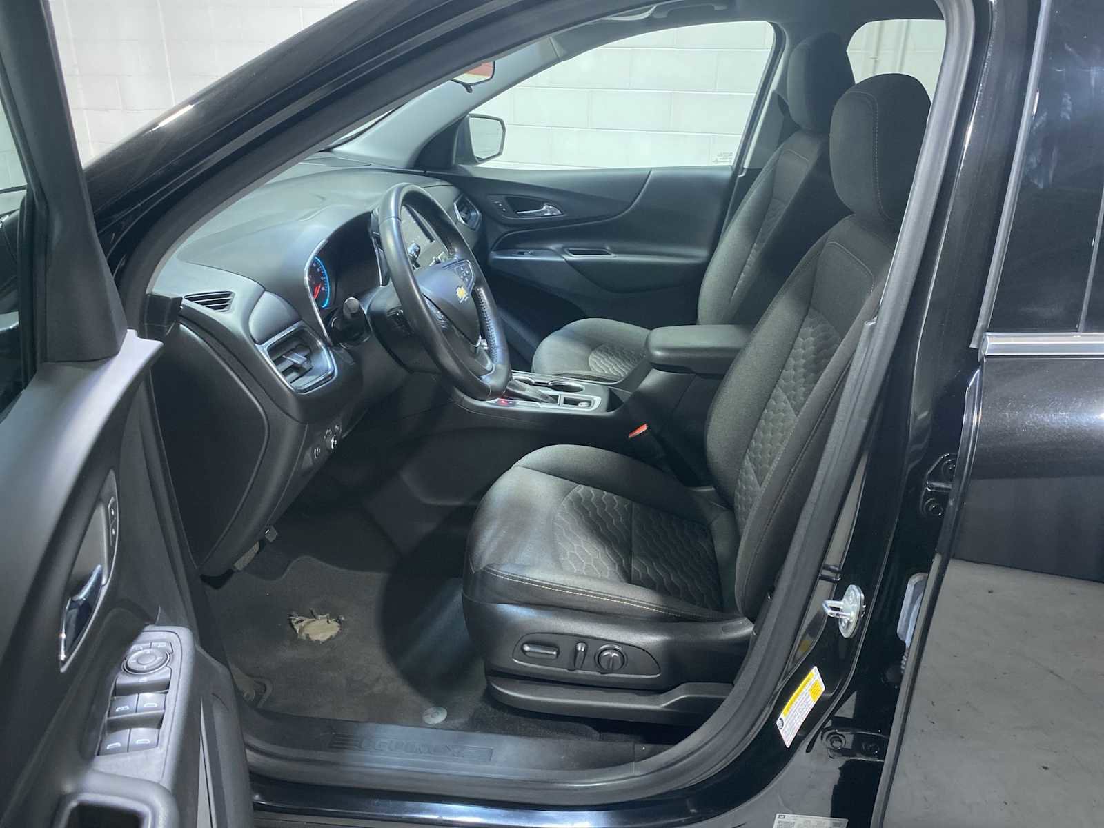 Used 2020 Chevrolet Equinox LT image 2