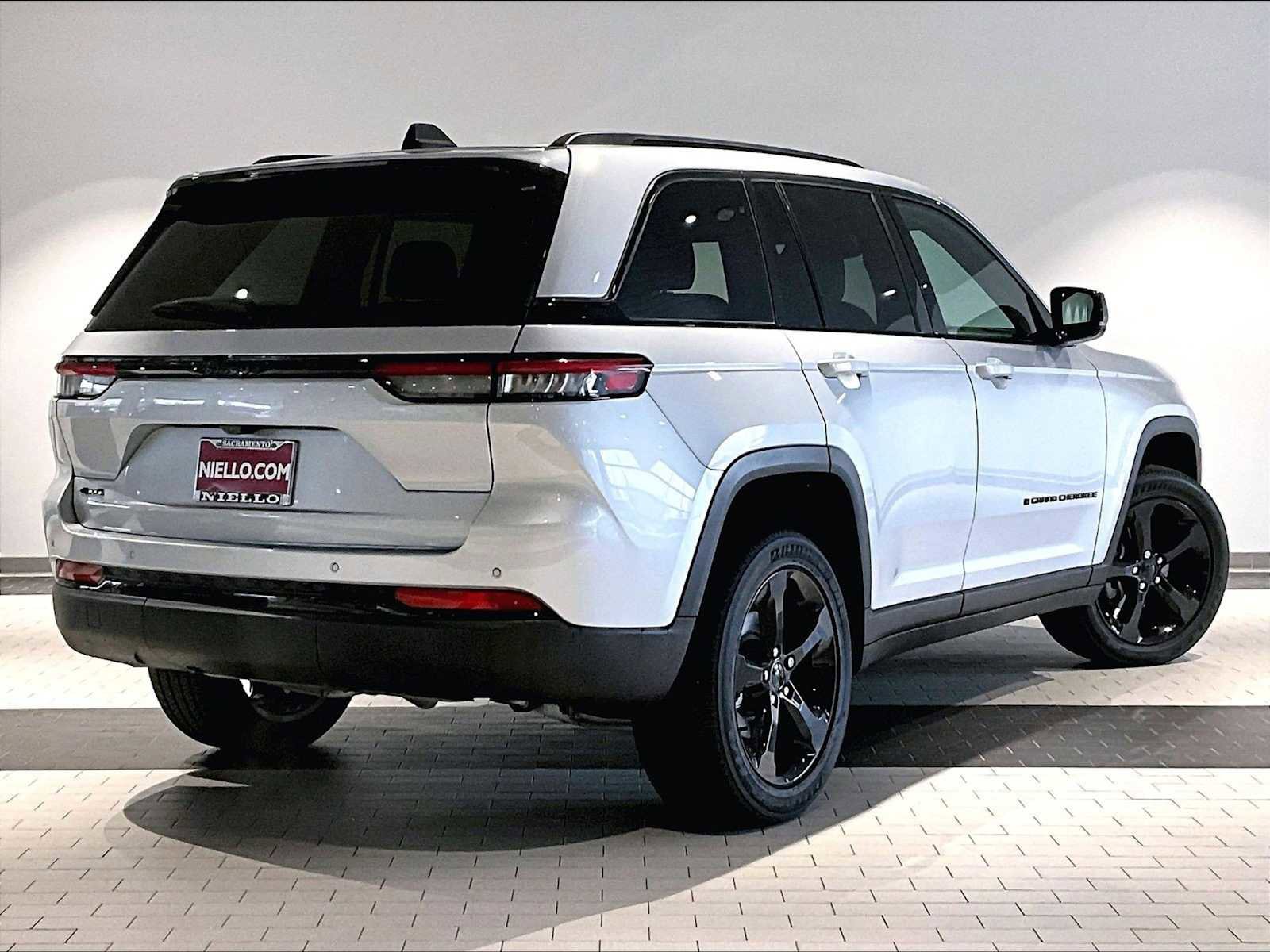 Used 2024 Jeep Grand Cherokee Altitude image 10