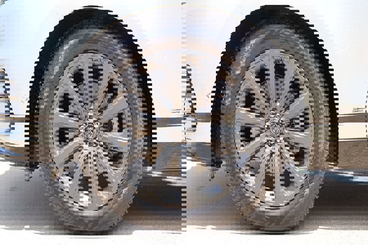 Used 2018 Land Rover Range Rover Velar R-Dynamic SE image 57