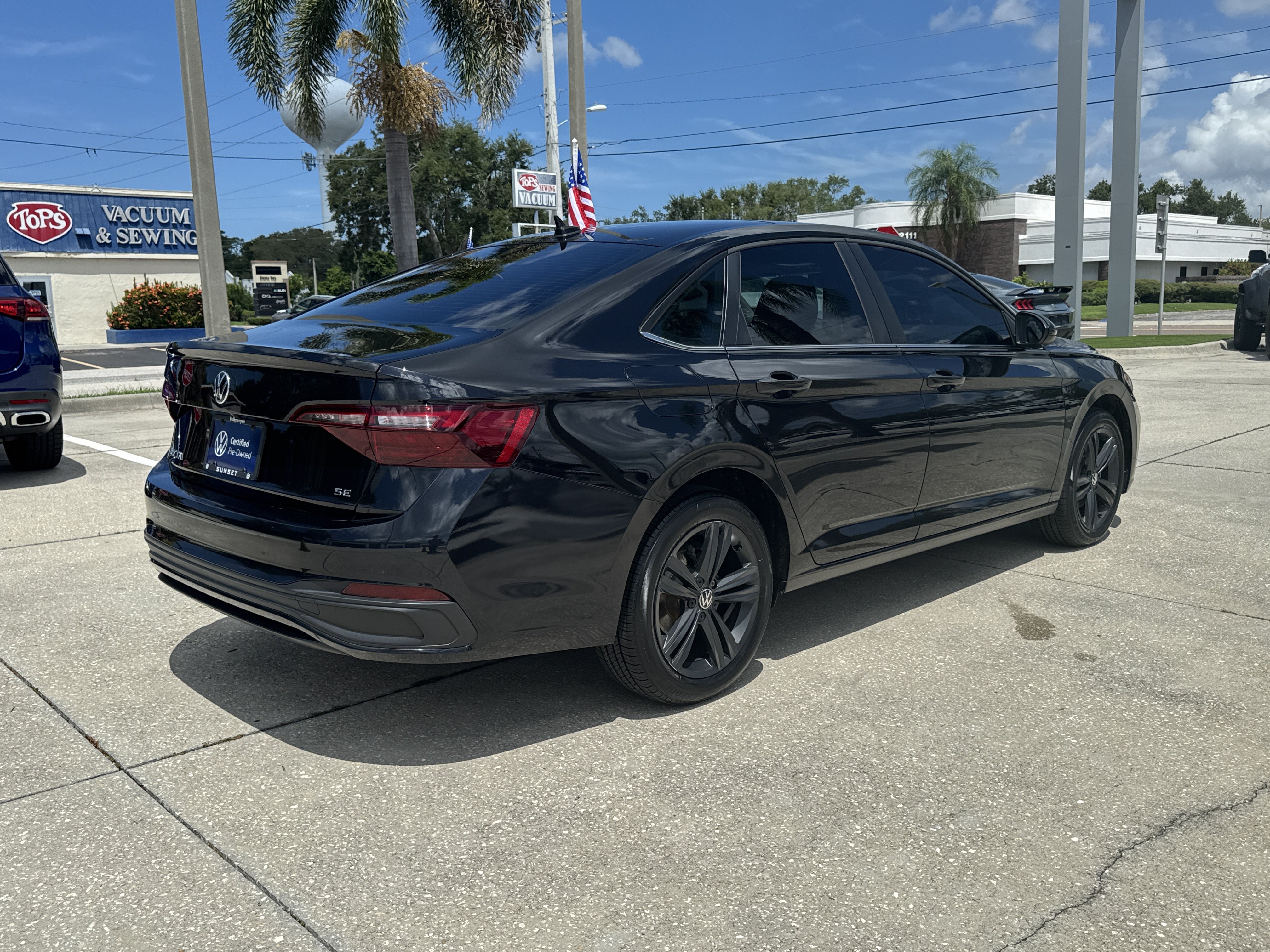 Certified 2023 Volkswagen Jetta SE w/ Panoramic Sunroof Package FWD image 4