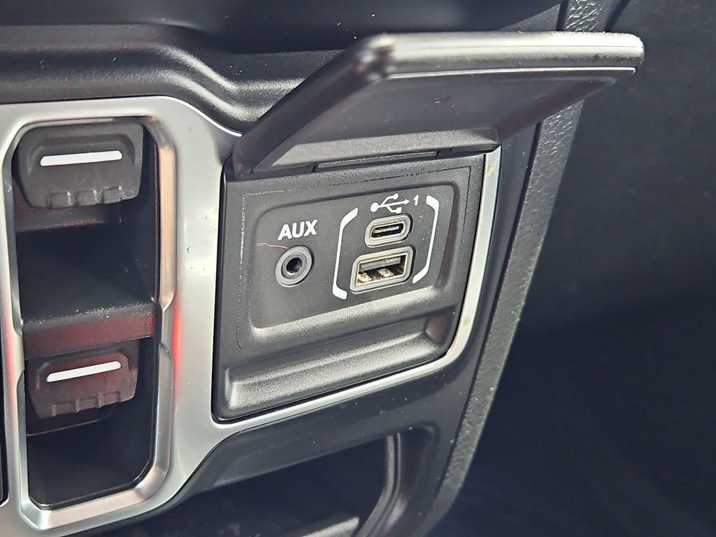 Used 2023 Jeep Wrangler Unlimited Sahara w/ Cold Weather Group AWD/4WD image 19