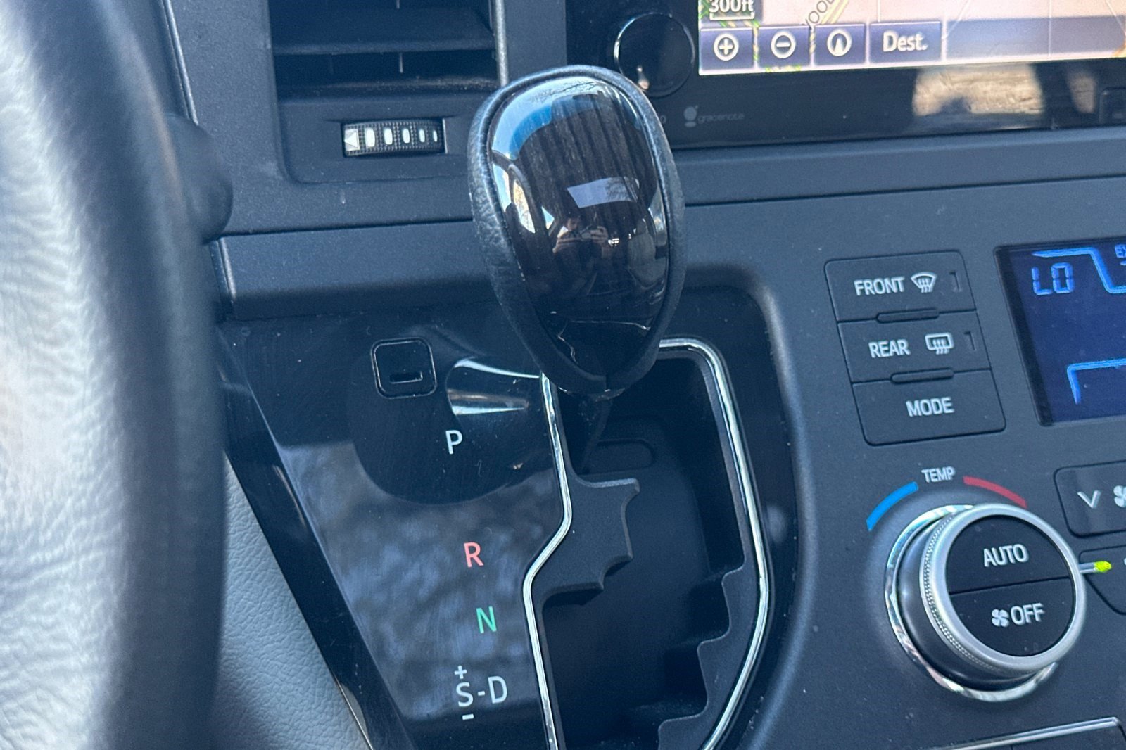 Used 2015 Toyota Sienna XLE w/ XLE Navigation Package image 28