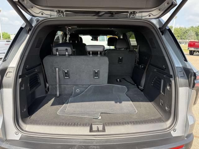 Used 2026 Chevrolet Traverse LT AWD/4WD image 8