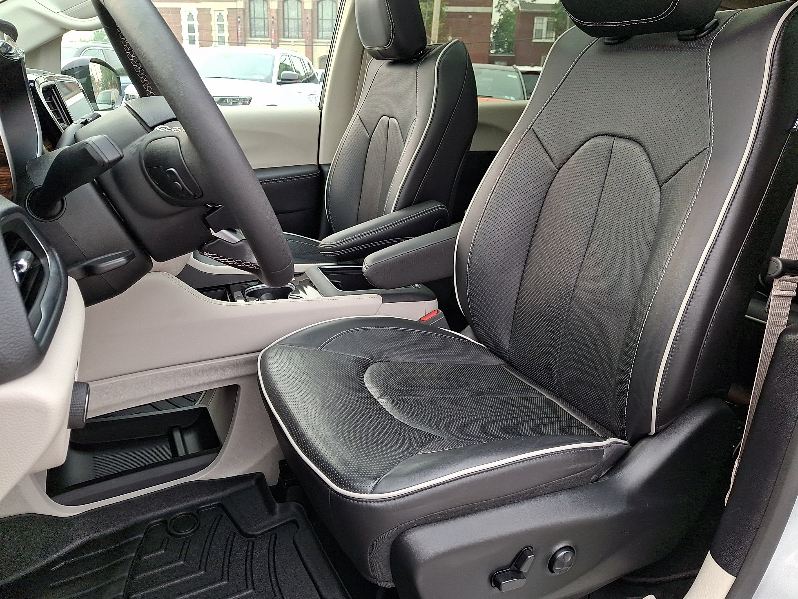 Used 2023 Chrysler Pacifica Limited FWD image 15