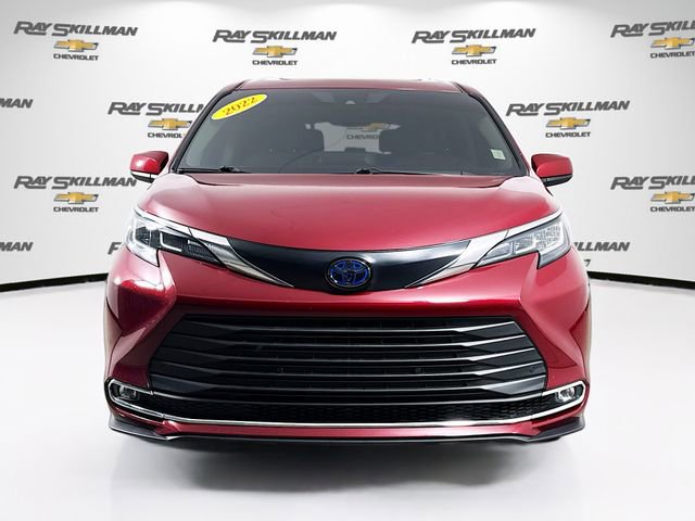 Used 2022 Toyota Sienna XLE image 2