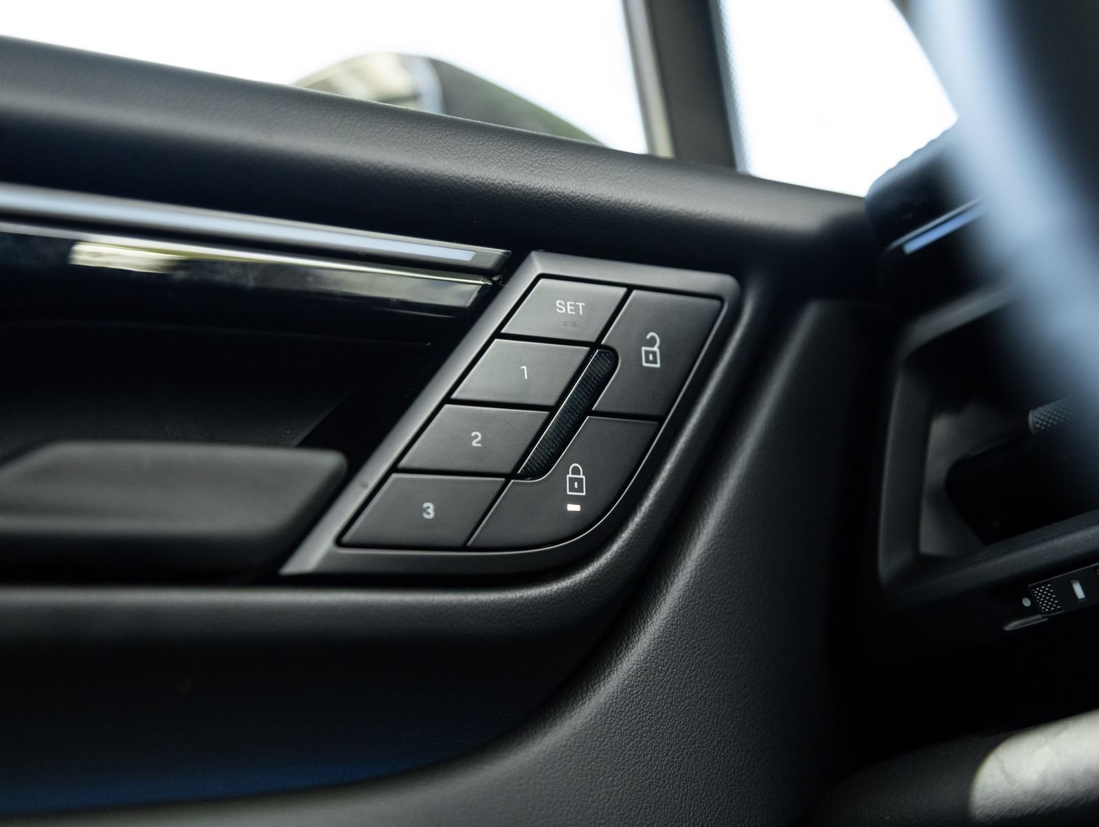 Certified 2025 Porsche Macan 4 Electric AWD/4WD image 19