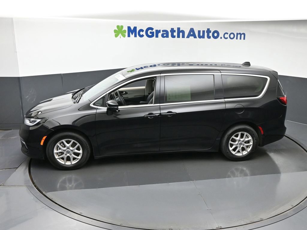 Used 2024 Chrysler Pacifica Touring-L image 24