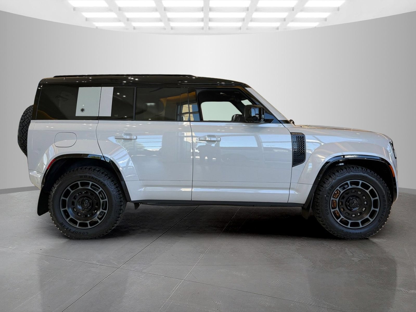 New 2026 Land Rover Defender 110 OCTA AWD/4WD image 4