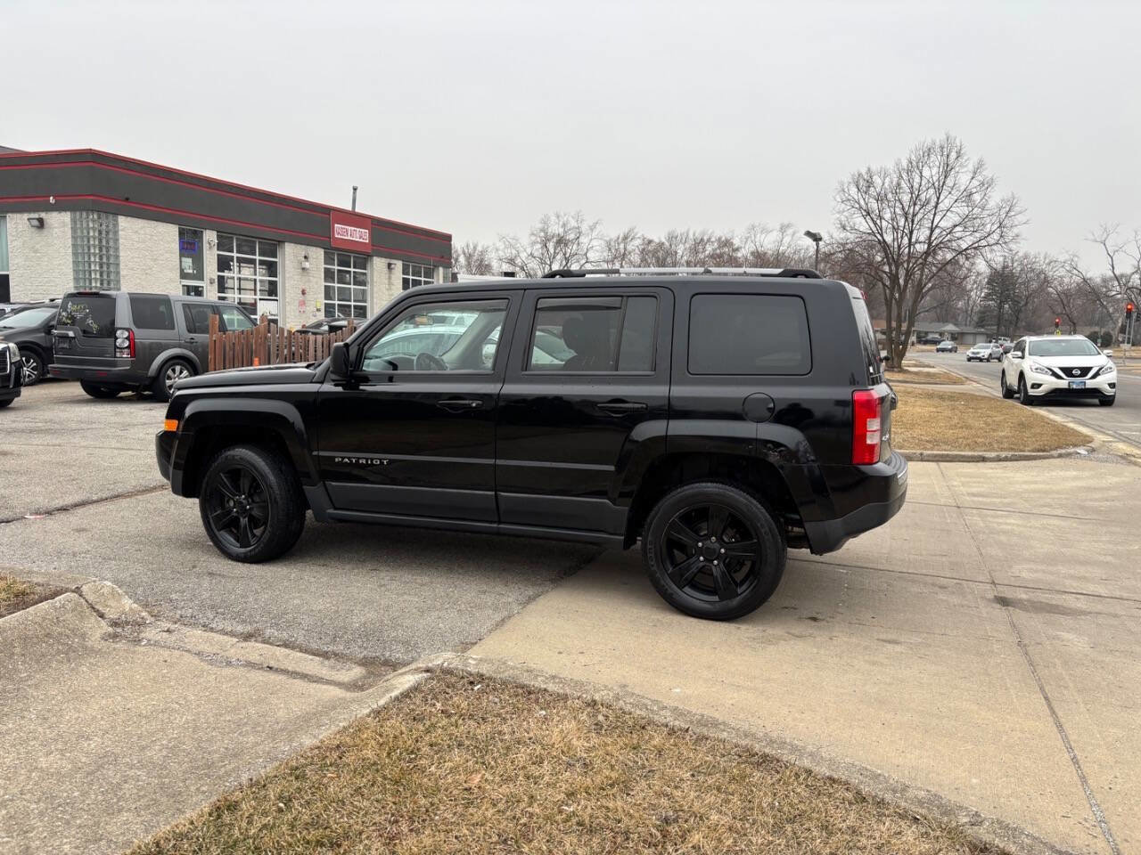 Used 2013 Jeep Patriot Latitude w/ Altitude Pkg image 11