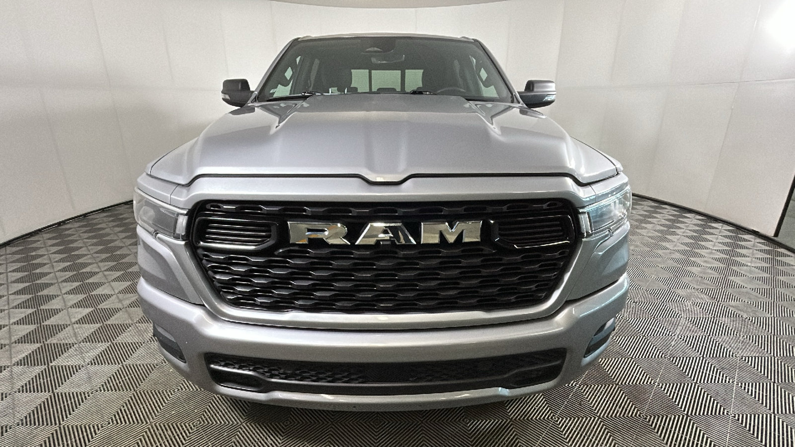 Used 2025 RAM 1500 4x4 Crew Cab image 9