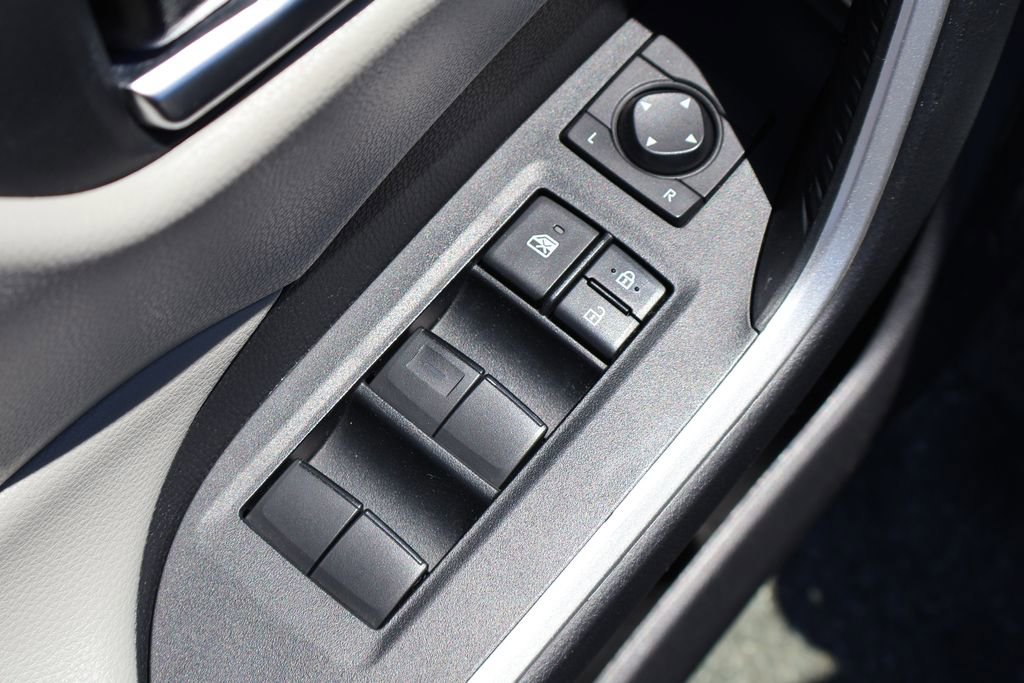 Used 2020 Toyota RAV4 XLE w/ Convenience Package FWD image 15