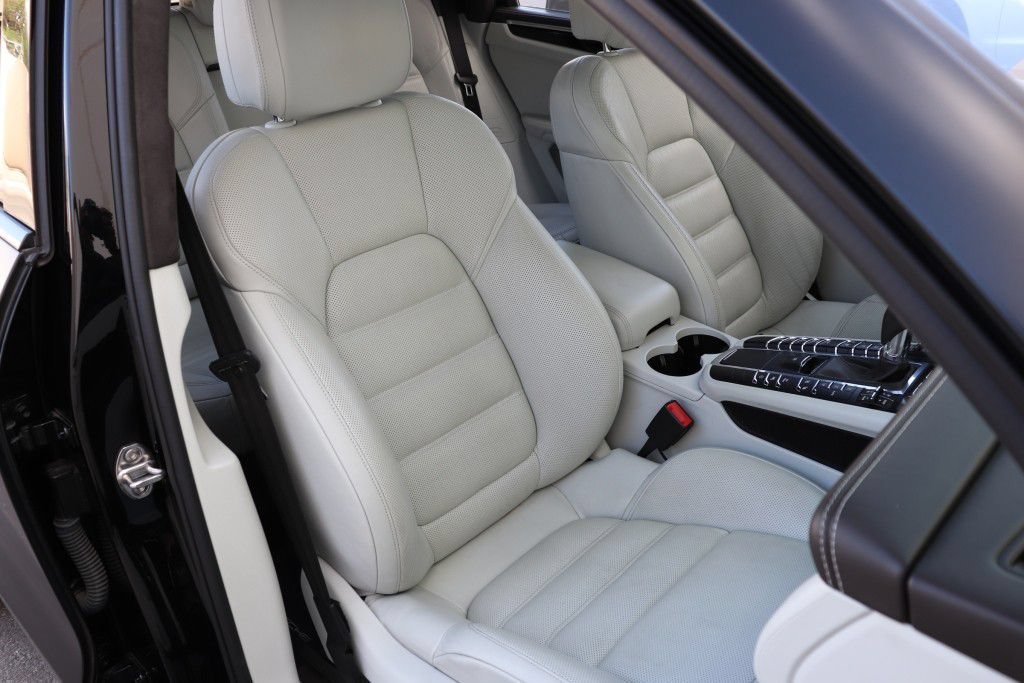 Used 2018 Porsche Macan Turbo AWD/4WD image 32