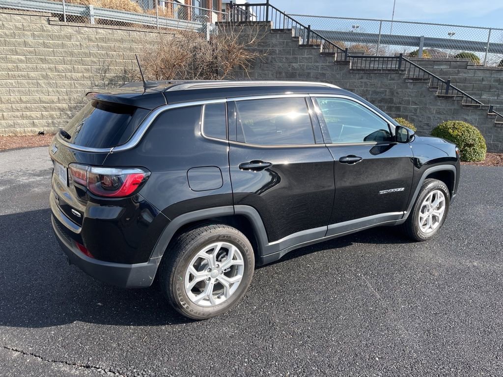 Used 2024 Jeep Compass Latitude image 10