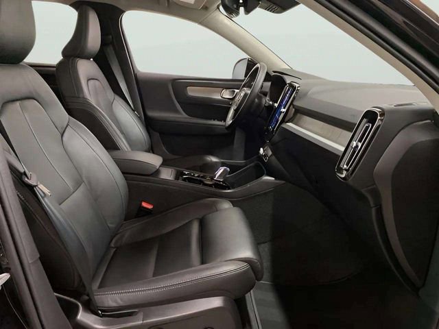 Used 2025 Volvo XC40 B5 Plus image 24
