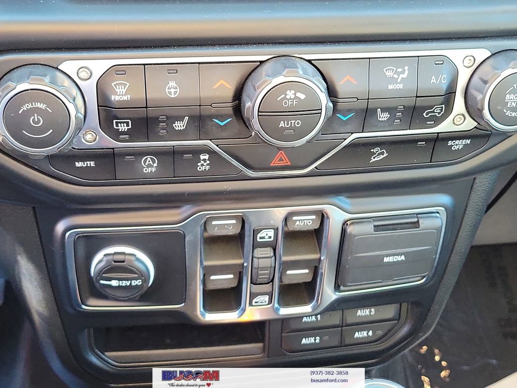 Used 2019 Jeep Wrangler Unlimited Sahara w/ Dual Top Group AWD/4WD image 25