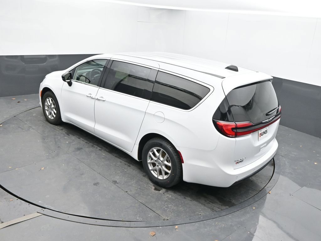 Used 2024 Chrysler Pacifica Touring-L image 49