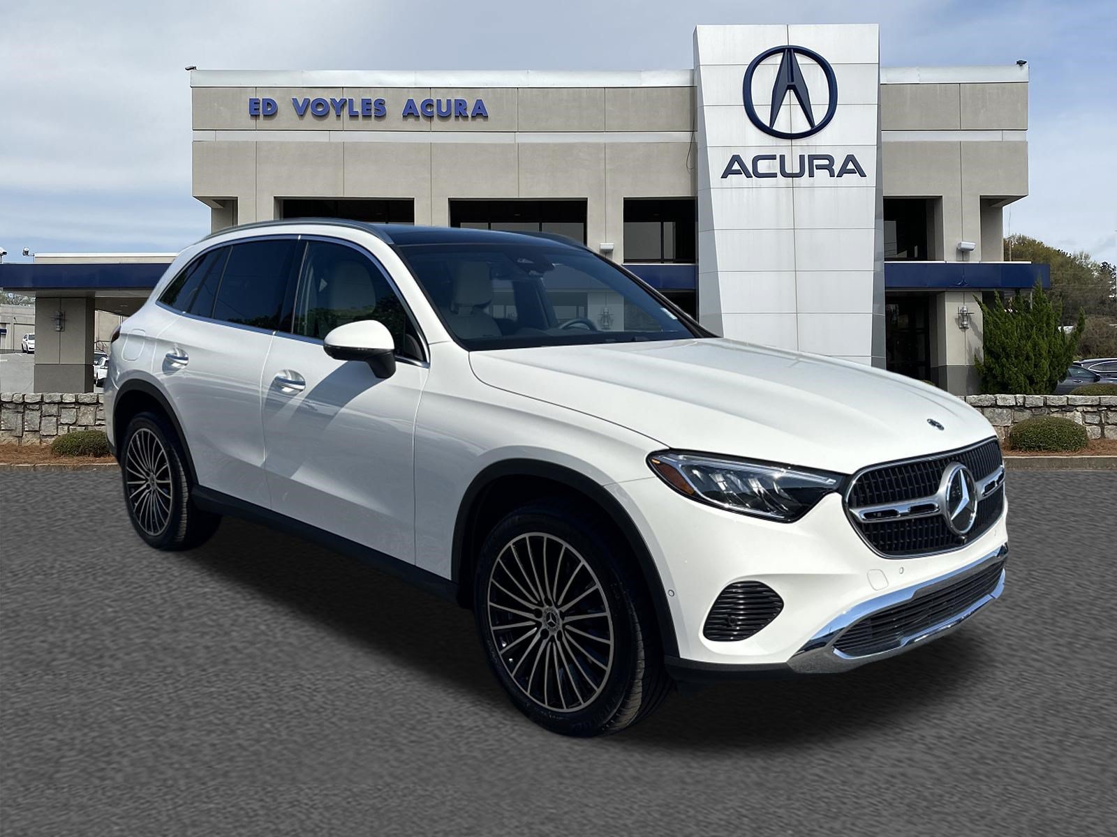 Used 2025 Mercedes-Benz GLC 300 image 3