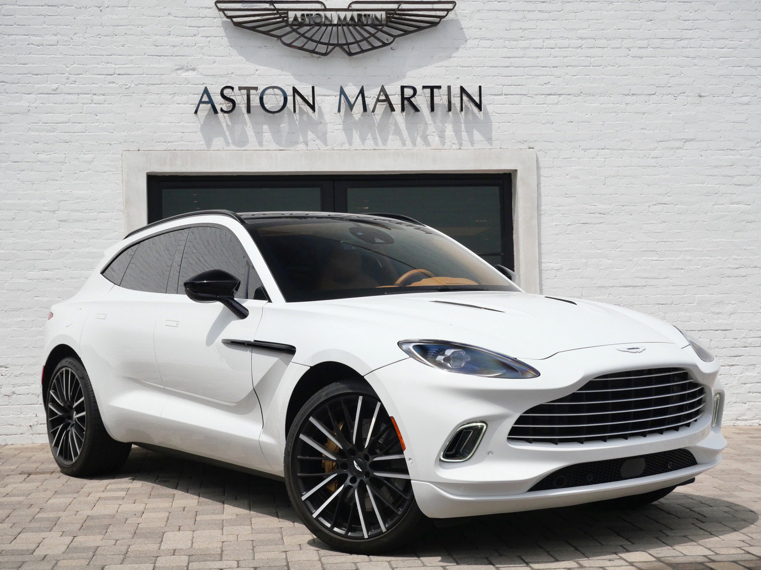 Used 2023 Aston Martin DBX AWD/4WD image 1
