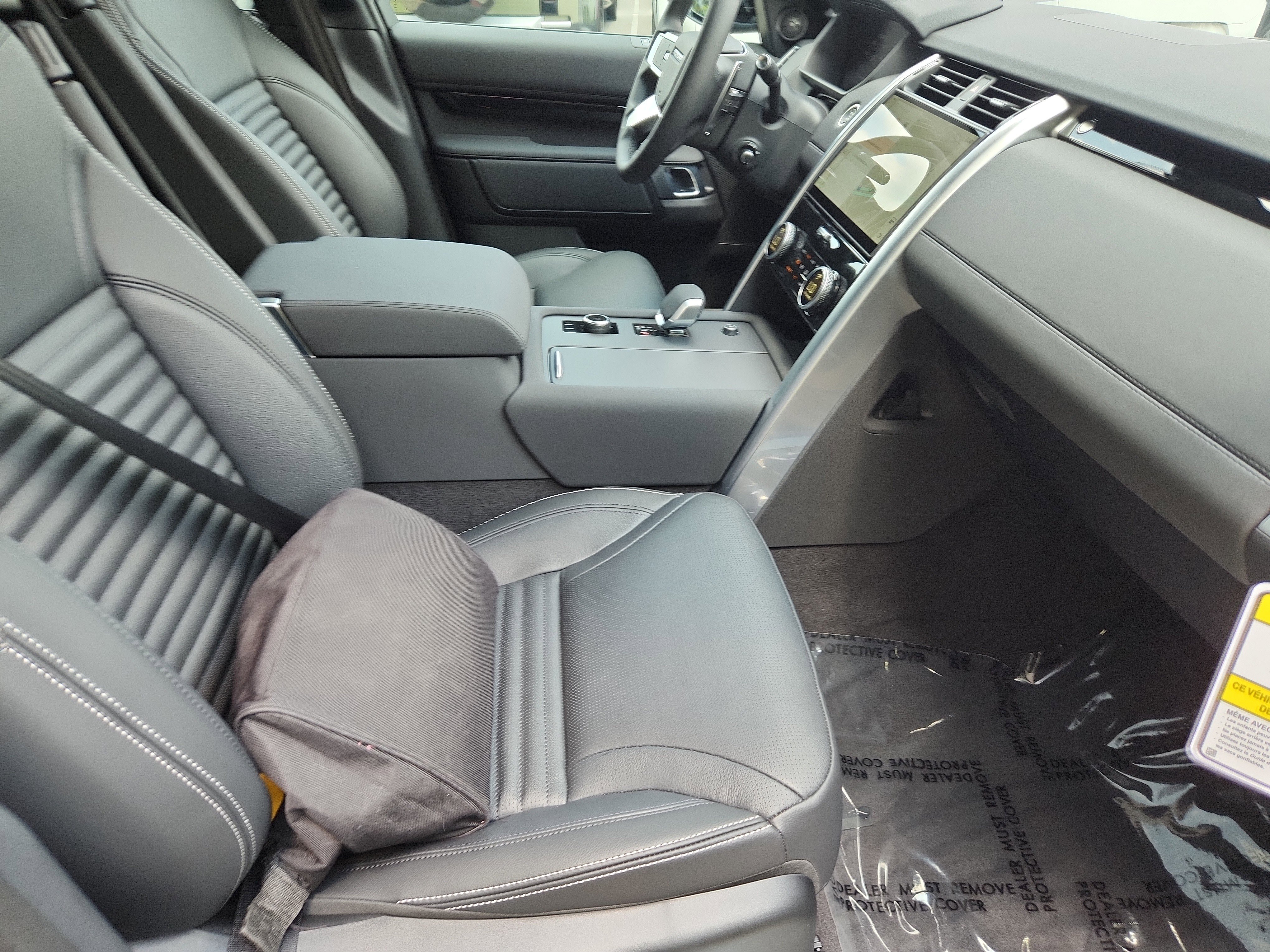 New 2025 Land Rover Discovery S image 3